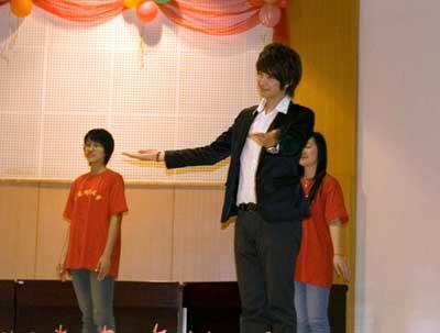 Song&nbsp;Xiaobo,&nbsp;a&nbsp;contestant&nbsp;in&nbsp;"My&nbsp;Hero,"&nbsp;teaches&nbsp;sign&nbsp;language&nbsp;at&nbsp;the&nbsp;ceremony.