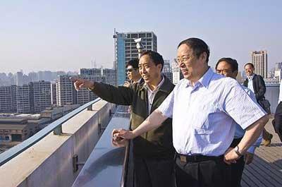 The&nbsp;delegation&nbsp;takes&nbsp;a&nbsp;bird's&nbsp;eye&nbsp;view&nbsp;of&nbsp;the&nbsp;Expo&nbsp;site.