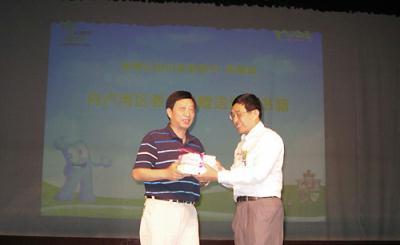Huang&nbsp;Yaocheng,&nbsp;counselor&nbsp;for&nbsp;national&nbsp;participation&nbsp;with&nbsp;the&nbsp;Bureau&nbsp;of&nbsp;Shanghai&nbsp;World&nbsp;Expo&nbsp;Coordination,&nbsp;presents&nbsp;Expo-themed&nbsp;books.