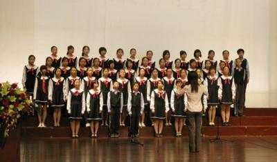 Students&nbsp;present&nbsp;singing&nbsp;performance.