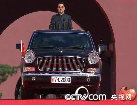 Chinese President Hu Jintao reviews Chinese troops