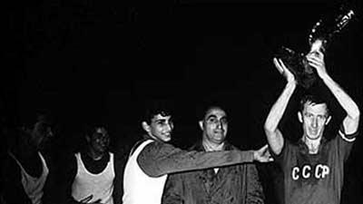 USSR&nbsp;captain&nbsp;Igor&nbsp;Netto&nbsp;(right)&nbsp;holds&nbsp;the&nbsp;Henri&nbsp;Delaunay&nbsp;trophy&nbsp;aloft&nbsp;(&copy;Getty&nbsp;Images)
