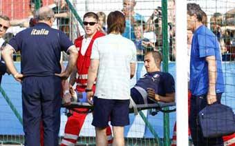 Italy's&nbsp;Fabio&nbsp;Cannavaro&nbsp;is&nbsp;carried&nbsp;by&nbsp;medical&nbsp;staff&nbsp;after&nbsp;he&nbsp;was&nbsp;injured&nbsp;during&nbsp;a&nbsp;training&nbsp;session&nbsp;at&nbsp;the&nbsp;Suedstadt&nbsp;stadium&nbsp;in&nbsp;Maria&nbsp;Enzersdorf&nbsp;June&nbsp;2,&nbsp;2008.&nbsp;(Xinhua/Reuters&nbsp;Photo)