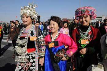 Members of the 11th National Committee of the Chinese People's Political Consultative Conference (CPPCC) walk to the Great Hall of the People in Beijing, capital of China, March 3, 2008. (Xinhua Photo)