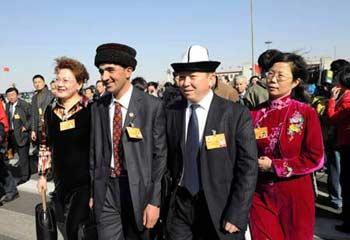 Members of the 11th National Committee of the Chinese People's Political Consultative Conference (CPPCC) walk to the Great Hall of the People in Beijing, capital of China, March 3, 2008.(Xinhua Photo)
