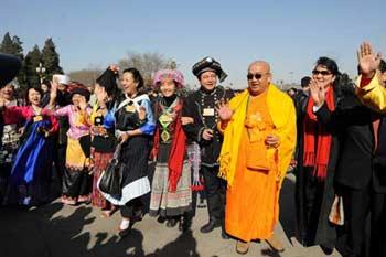 Members of the 11th National Committee of the Chinese People's Political Consultative Conference (CPPCC) wave to journalists at Tian'anmen Square in Beijing, capital of China, March 3, 2008. (Xinhua Photo)