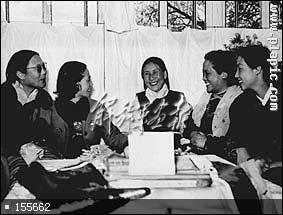 The mother (Middle) and sister (L,1) of Dailai Lama are chatting with the female delegates. 