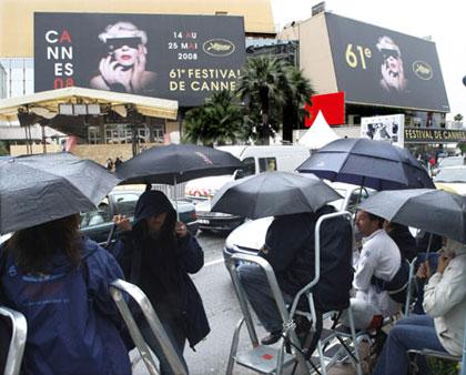 Cinema&nbsp;fans&nbsp;with&nbsp;umbrellas&nbsp;take&nbsp;shelter&nbsp;from&nbsp;the&nbsp;rain&nbsp;as&nbsp;they&nbsp;guard&nbsp;their&nbsp;spots&nbsp;the&nbsp;day&nbsp;before&nbsp;the&nbsp;opening&nbsp;of&nbsp;the&nbsp;61st&nbsp;Cannes&nbsp;Film&nbsp;Festival&nbsp;May&nbsp;13,&nbsp;2008.&nbsp;Brazilian&nbsp;director&nbsp;Fernando&nbsp;Mereilles&nbsp;will&nbsp;open&nbsp;this&nbsp;year's&nbsp;Cannes&nbsp;film&nbsp;festival&nbsp;May&nbsp;14&nbsp;with&nbsp;the&nbsp;English-language&nbsp;film&nbsp;"Blindness"&nbsp;starring&nbsp;Julianne&nbsp;Moore,&nbsp;Danny&nbsp;Glover&nbsp;and&nbsp;Gael&nbsp;Garcia&nbsp;Bernal.&nbsp;&nbsp;(Xinhua/Reuters&nbsp;Photo)
