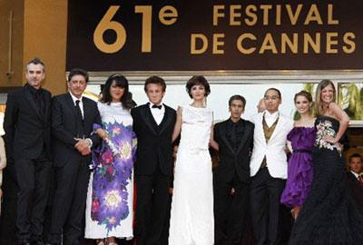 Brazilian&nbsp;director&nbsp;Fernando&nbsp;Meirelles&nbsp;(3rd&nbsp;L)&nbsp;poses&nbsp;with&nbsp;cast&nbsp;members&nbsp;Danny&nbsp;Glover&nbsp;(L-R),&nbsp;an&nbsp;unidentified&nbsp;woman,&nbsp;Yusuke&nbsp;Iseya,&nbsp;Alice&nbsp;Braga,&nbsp;Julianne&nbsp;Moore,&nbsp;Don&nbsp;McKellar,&nbsp;Gael&nbsp;Garcia&nbsp;Bernal&nbsp;and&nbsp;Yoshino&nbsp;Kimura&nbsp;for&nbsp;the&nbsp;screening&nbsp;of&nbsp;his&nbsp;film&nbsp;entry&nbsp;"Blindness"&nbsp;on&nbsp;the&nbsp;opening&nbsp;night&nbsp;of&nbsp;the&nbsp;61st&nbsp;Cannes&nbsp;Film&nbsp;Festival&nbsp;May&nbsp;14,&nbsp;2008.&nbsp;(Xinhua/Reuters&nbsp;Photo)