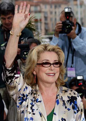 Cast&nbsp;member&nbsp;Catherine&nbsp;Deneuve&nbsp;waves&nbsp;at&nbsp;a&nbsp;photocall&nbsp;for&nbsp;the&nbsp;film&nbsp;"Je&nbsp;Veux&nbsp;Voir"&nbsp;co-directed&nbsp;by&nbsp;Lebanese&nbsp;directors&nbsp;Khalil&nbsp;Joreige&nbsp;and&nbsp;Joana&nbsp;Hadjithomas&nbsp;at&nbsp;the&nbsp;61st&nbsp;Cannes&nbsp;Film&nbsp;Festival&nbsp;May&nbsp;17,&nbsp;2008.(Xinhua/Reuters&nbsp;Photo)
