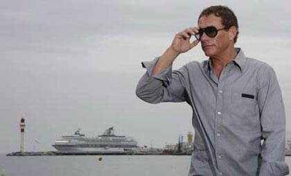 Actor&nbsp;Jean-Claude&nbsp;Van&nbsp;Damme&nbsp;arrives&nbsp;for&nbsp;a&nbsp;photocall&nbsp;on&nbsp;the&nbsp;beach&nbsp;front&nbsp;during&nbsp;the&nbsp;61st&nbsp;Cannes&nbsp;Film&nbsp;Festival&nbsp;May&nbsp;17,&nbsp;2008.(Xinhua/Reuters&nbsp;Photo)
