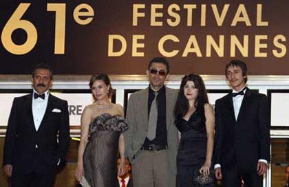 Turkish&nbsp;director&nbsp;Nuri&nbsp;Bilge&nbsp;Ceylan&nbsp;(C)&nbsp;and&nbsp;his&nbsp;wife&nbsp;Ebru&nbsp;(2nd&nbsp;R)&nbsp;pose&nbsp;with&nbsp;cast&nbsp;members&nbsp;Hatice&nbsp;Aslan&nbsp;(2nd&nbsp;L)&nbsp;and&nbsp;Ahmet&nbsp;Rifat&nbsp;Sungar&nbsp;(R)&nbsp;before&nbsp;the&nbsp;screening&nbsp;of&nbsp;"Uc&nbsp;Maymun"&nbsp;at&nbsp;the&nbsp;61st&nbsp;Cannes&nbsp;Film&nbsp;Festival&nbsp;May&nbsp;16,&nbsp;2008.&nbsp;Man&nbsp;(L)&nbsp;is&nbsp;unidentified.(Xinhua/Reuters&nbsp;Photo)