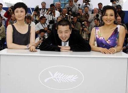 Chinese&nbsp;director&nbsp;Jia&nbsp;Zhangke&nbsp;(C)&nbsp;poses&nbsp;with&nbsp;cast&nbsp;members&nbsp;Joan&nbsp;Chen&nbsp;(R)&nbsp;and&nbsp;Zhao&nbsp;Tao&nbsp;during&nbsp;a&nbsp;photocall&nbsp;for&nbsp;the&nbsp;film&nbsp;"24&nbsp;City"&nbsp;at&nbsp;the&nbsp;61st&nbsp;Cannes&nbsp;Film&nbsp;Festival&nbsp;May&nbsp;17,&nbsp;2008.(Xinhua/Reuters&nbsp;Photo)
