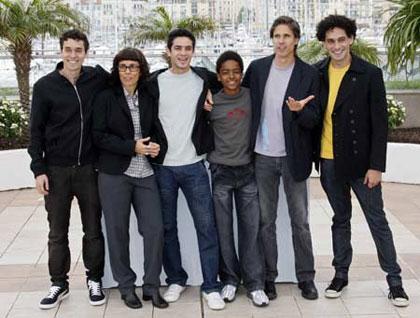 Brazilian&nbsp;directors&nbsp;Walter&nbsp;Salles&nbsp;(2nd&nbsp;R)&nbsp;and&nbsp;Daniela&nbsp;Thomas&nbsp;(2nd&nbsp;L)&nbsp;pose&nbsp;with&nbsp;cast&nbsp;members,&nbsp;from&nbsp;L-R,&nbsp;Jose&nbsp;Geraldo&nbsp;Rodrigues,&nbsp;Vinicius&nbsp;de&nbsp;Oliveira,&nbsp;Kaique&nbsp;de&nbsp;Jesus&nbsp;Santos&nbsp;and&nbsp;Joao&nbsp;Baldasserini&nbsp;for&nbsp;the&nbsp;film&nbsp;"Linha&nbsp;de&nbsp;Passe"&nbsp;at&nbsp;the&nbsp;61st&nbsp;Cannes&nbsp;Film&nbsp;Festival&nbsp;May&nbsp;17,&nbsp;2008.&nbsp;(Xinhua/Reuters&nbsp;Photo)