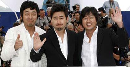 South&nbsp;Korean&nbsp;director&nbsp;Na&nbsp;Hong-Jin&nbsp;(C)&nbsp;poses&nbsp;with&nbsp;cast&nbsp;members&nbsp;Ha&nbsp;Jung-Woo&nbsp;(L)&nbsp;and&nbsp;Kim&nbsp;Yoon-Suk&nbsp;during&nbsp;a&nbsp;photocall&nbsp;for&nbsp;the&nbsp;film&nbsp;"The&nbsp;Chaser"&nbsp;at&nbsp;the&nbsp;61st&nbsp;Cannes&nbsp;Film&nbsp;Festival&nbsp;May&nbsp;17,&nbsp;2008.&nbsp;(Xinhua/Reuters&nbsp;Photo)