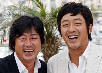 Cast&nbsp;members&nbsp;Kim&nbsp;Yoon-Suk&nbsp;(L)&nbsp;and&nbsp;Ha&nbsp;Jung-Woo&nbsp;pose&nbsp;duirng&nbsp;a&nbsp;photocall&nbsp;for&nbsp;the&nbsp;film&nbsp;"The&nbsp;Chaser"&nbsp;by&nbsp;South&nbsp;Korean&nbsp;director&nbsp;Na&nbsp;Hong-Jin&nbsp;at&nbsp;the&nbsp;61st&nbsp;Cannes&nbsp;Film&nbsp;Festival&nbsp;May&nbsp;17,&nbsp;2008.&nbsp;(Xinhua/Reuters&nbsp;Photo)