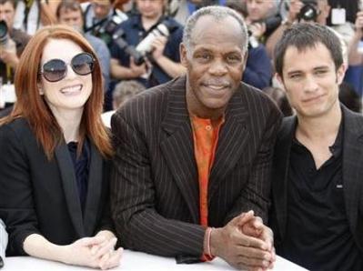 Cast&nbsp;members&nbsp;Julianne&nbsp;Moore,&nbsp;Danny&nbsp;Glover&nbsp;and&nbsp;Gael&nbsp;Garcia&nbsp;Bernal&nbsp;(L-R)&nbsp;pose&nbsp;during&nbsp;a&nbsp;photo&nbsp;call&nbsp;for&nbsp;the&nbsp;film&nbsp;'Blindness'&nbsp;by&nbsp;Brazilian&nbsp;director&nbsp;Fernando&nbsp;Meirelles&nbsp;at&nbsp;the&nbsp;61st&nbsp;Cannes&nbsp;Film&nbsp;Festival&nbsp;May&nbsp;14,&nbsp;2008.&nbsp;(Source:&nbsp;China&nbsp;Daily/Agencies)