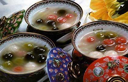 Tangyuan&nbsp;is&nbsp;special&nbsp;treats&nbsp;for&nbsp;southerners.&nbsp;Made&nbsp;of&nbsp;sticky&nbsp;rice&nbsp;flour&nbsp;filled&nbsp;with&nbsp;sweet&nbsp;or&nbsp;savory&nbsp;stuffing&nbsp;and&nbsp;round&nbsp;in&nbsp;shape,&nbsp;Tangyuan&nbsp;symbolizes&nbsp;family&nbsp;unity,&nbsp;completeness&nbsp;and&nbsp;happiness.&nbsp;