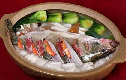 Fish,&nbsp;a&nbsp;homophone&nbsp;to&nbsp;the&nbsp;word&nbsp;"surplus"&nbsp;in&nbsp;Chinese,&nbsp;is&nbsp;one&nbsp;of&nbsp;the&nbsp;"suspicious&nbsp;foods"&nbsp;at&nbsp;the&nbsp;dinner&nbsp;table.&nbsp;It&nbsp;is&nbsp;a&nbsp;good&nbsp;omen&nbsp;to&nbsp;leave&nbsp;the&nbsp;bones,&nbsp;head&nbsp;and&nbsp;tail&nbsp;intact,&nbsp;symbolizing&nbsp;a&nbsp;good&nbsp;beginning&nbsp;and&nbsp;end&nbsp;in&nbsp;the&nbsp;coming&nbsp;year.