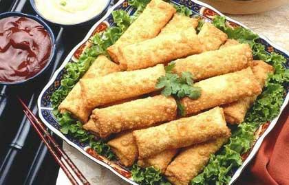Spring&nbsp;rolls&nbsp;symbolize&nbsp;wealth,&nbsp;because&nbsp;their&nbsp;shape&nbsp;is&nbsp;similar&nbsp;to&nbsp;gold&nbsp;bars.