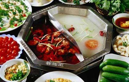 A&nbsp;steaming&nbsp;hot&nbsp;pot&nbsp;(or&nbsp;Chinese&nbsp;fondue)&nbsp;with&nbsp;meat,&nbsp;seafood&nbsp;and&nbsp;vegetables&nbsp;is&nbsp;a&nbsp;must,&nbsp;meaning&nbsp;prosperous&nbsp;and&nbsp;booming.
