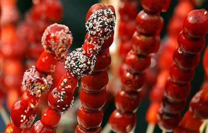 Sugar-Coated&nbsp;Haws&nbsp;on&nbsp;a&nbsp;stick&nbsp;(Bing&nbsp;Tang&nbsp;Hu&nbsp;Lu)&nbsp;is&nbsp;sold&nbsp;everywhere&nbsp;in&nbsp;cold&nbsp;days&nbsp;and&nbsp;is&nbsp;one&nbsp;of&nbsp;the&nbsp;daintiest&nbsp;snacks.