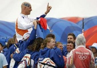 Maarten&nbsp;van&nbsp;der&nbsp;Weijden&nbsp;of&nbsp;the&nbsp;Netherlands&nbsp;is&nbsp;lifted&nbsp;up&nbsp;by&nbsp;his&nbsp;teammates&nbsp;after&nbsp;winning&nbsp;the&nbsp;men's&nbsp;marathon&nbsp;10km&nbsp;swimming&nbsp;competition&nbsp;at&nbsp;the&nbsp;Beijing&nbsp;2008&nbsp;Olympic&nbsp;Games,&nbsp;August&nbsp;21,&nbsp;2008.REUTERS/Aly&nbsp;Song&nbsp;(CHINA)