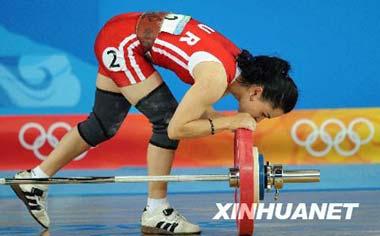 A defending champion, 25-year-old Turk Nurcan Taylan, failed in three attempts in the snatch in the first day's event of the women's 48kg category. Before leaving the stage she bowed to kiss the barbell showing her love the games, to the Olympics, no matter she could win or not.
