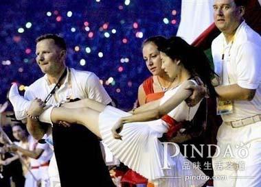 Two&nbsp;Polish&nbsp;physician&nbsp;and&nbsp;one&nbsp;athlete&nbsp;are&nbsp;helping&nbsp;a&nbsp;girl&nbsp;who&nbsp;suddently&nbsp;collapsed&nbsp;during&nbsp;the&nbsp;opening&nbsp;ceremony&nbsp;of&nbsp;Beijing&nbsp;Olympic&nbsp;games.