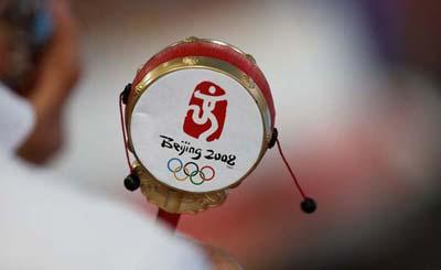 A&nbsp;spectator&nbsp;waves&nbsp;the&nbsp;rattle-drum&nbsp;during&nbsp;the&nbsp;art&nbsp;performance&nbsp;ahead&nbsp;of&nbsp;the&nbsp;Beijing&nbsp;2008&nbsp;Olympic&nbsp;Games&nbsp;closing&nbsp;ceremony&nbsp;in&nbsp;the&nbsp;National&nbsp;Stadium,&nbsp;or&nbsp;the&nbsp;Bird's&nbsp;Nest,&nbsp;in&nbsp;Beijing,&nbsp;capital&nbsp;of&nbsp;China,&nbsp;Aug.&nbsp;24,&nbsp;2008.&nbsp;The&nbsp;closing&nbsp;ceremony&nbsp;of&nbsp;the&nbsp;Beijing&nbsp;Olympics&nbsp;will&nbsp;begin&nbsp;at&nbsp;8&nbsp;p.m.&nbsp;sharp&nbsp;here&nbsp;on&nbsp;Sunday.&nbsp;(Xinhua/Liao&nbsp;Yujie)