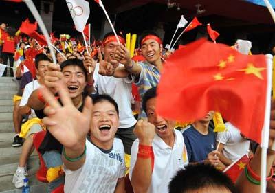Members&nbsp;of&nbsp;the&nbsp;cheering&nbsp;squad&nbsp;organized&nbsp;by&nbsp;the&nbsp;Beijing&nbsp;federation&nbsp;of&nbsp;trade&nbsp;unions&nbsp;cheer&nbsp;for&nbsp;athletes&nbsp;during&nbsp;the&nbsp;men's&nbsp;marathon&nbsp;event&nbsp;of&nbsp;the&nbsp;Beijing&nbsp;2008&nbsp;Olympic&nbsp;Games&nbsp;at&nbsp;the&nbsp;National&nbsp;Stadium,&nbsp;also&nbsp;known&nbsp;as&nbsp;the&nbsp;Bird's&nbsp;Nest,&nbsp;in&nbsp;Beijing,&nbsp;capital&nbsp;of&nbsp;China,&nbsp;Aug.&nbsp;24,&nbsp;2008.&nbsp;About&nbsp;150,000&nbsp;workers&nbsp;from&nbsp;Beijing&nbsp;joined&nbsp;cheering&nbsp;squads&nbsp;during&nbsp;the&nbsp;Beijing&nbsp;Olympic&nbsp;Games.&nbsp;(Xinhua/He&nbsp;Junchang)