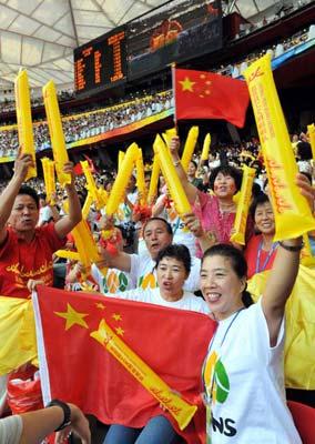 Members&nbsp;of&nbsp;the&nbsp;cheering&nbsp;squad&nbsp;organized&nbsp;by&nbsp;the&nbsp;Beijing&nbsp;federation&nbsp;of&nbsp;trade&nbsp;unions&nbsp;cheer&nbsp;for&nbsp;athletes&nbsp;during&nbsp;the&nbsp;men's&nbsp;marathon&nbsp;event&nbsp;of&nbsp;the&nbsp;Beijing&nbsp;2008&nbsp;Olympic&nbsp;Games&nbsp;at&nbsp;the&nbsp;National&nbsp;Stadium,&nbsp;also&nbsp;known&nbsp;as&nbsp;the&nbsp;Bird's&nbsp;Nest,&nbsp;in&nbsp;Beijing,&nbsp;capital&nbsp;of&nbsp;China,&nbsp;Aug.&nbsp;24,&nbsp;2008.&nbsp;About&nbsp;150,000&nbsp;workers&nbsp;from&nbsp;Beijing&nbsp;joined&nbsp;cheering&nbsp;squads&nbsp;during&nbsp;the&nbsp;Beijing&nbsp;Olympic&nbsp;Games.&nbsp;(Xinhua/He&nbsp;Junchang)