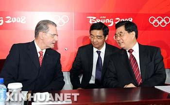 Chinese President Hu Jintao (R) talks with International Olympic Committee President Jacques Rogge (L) during the Beijing 2008 Olympic Games closing ceremony held in National Stadium, or the Bird's Nest, in Beijing, capital of China, Aug. 24, 2008. (Xinhua/Lan Hongguang)