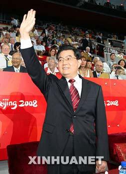 Chinese President Hu Jintao waves as he arrives at the Presidential Box on the VIP stand of the National Stadium prior to the Beijing 2008 Olympic Games closing ceremony in Beijing, capital of China, Aug. 24, 2008. (Xinhua/Lan Hongguang)