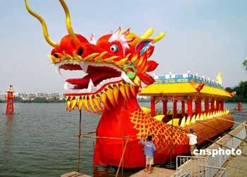 Dragon boat racing is an indispensable part of the festival, held all over the country.(cnsphoto)