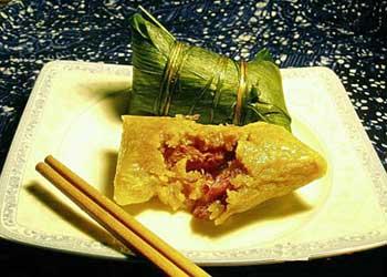 Zongzi&nbsp;is&nbsp;an&nbsp;essential&nbsp;food&nbsp;of&nbsp;the&nbsp;Dragon&nbsp;Boat&nbsp;Festival.&nbsp;It&nbsp;is&nbsp;said&nbsp;that&nbsp;people&nbsp;ate&nbsp;them&nbsp;in&nbsp;the&nbsp;Spring&nbsp;and&nbsp;Autumn&nbsp;Period&nbsp;(770-476&nbsp;BC).&nbsp;