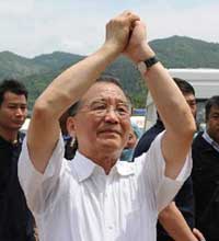 <font color=darkred>Wen, in quake visits, highlights Chinese style of premiership >></font></a><br><br><a href=http://www.cctv.cn/english/20080515/105412.shtml><font color=darkred>Emotional premier moves Chinese amid quake effort >></font></a>