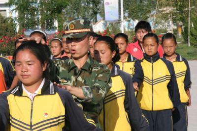 An army instructor trains children in a Xibe ethnic minority school in Yili prefecture, Xinjiang region, as taken on Saturday 23 August, 2009. [Photo:CRIENGLISH.com]