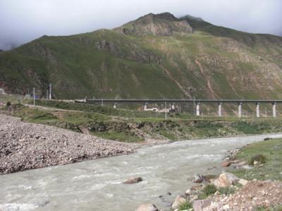 The world famous Tibet railway ran alongside us as we headed north out of Lhasa. [Photo: CRIENGLISH.com]