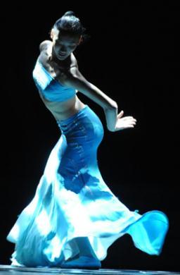 A candidate from Shanghai performs a dance production "Curving Stream" during the 7th Lotus Awards China National Folk Dance Competition in Guiyang, southwest China's Guizhou province, September 23, 2009. A total of 45 works, representing 18 ethnic groups and from 19 provinces, municipalities and autonomous regions, have entered into this competition. [Xinhua]
