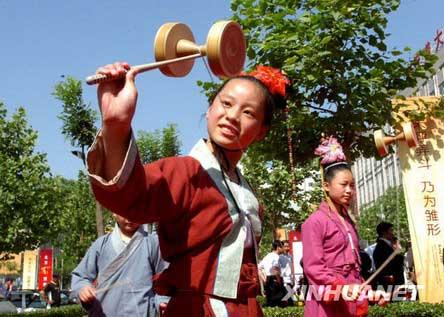A little girl plays diabolo