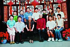 A few years ago, three generations of the family went to the Dabei Photo Studio near Qianmen to take a family portrait. Only the son-in-law was unable to make it due to work.