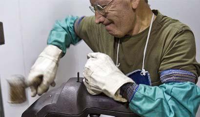 About&nbsp;a&nbsp;minute&nbsp;later,&nbsp;the&nbsp;mould&nbsp;is&nbsp;cracked&nbsp;open...(Picture:&nbsp;EPA)