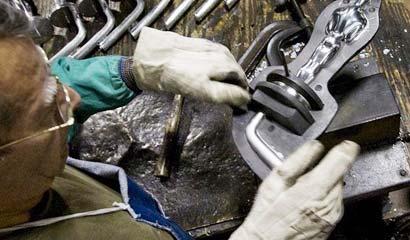 ...revealing&nbsp;the&nbsp;backside&nbsp;of&nbsp;an&nbsp;8&nbsp;1/2-pound&nbsp;pewter&nbsp;Oscar&nbsp;statuette(Picture:&nbsp;EPA)