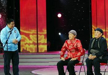 Comedians&nbsp;Zhao&nbsp;Benshan&nbsp;(R)&nbsp;and&nbsp;Song&nbsp;Dandan&nbsp;(C)&nbsp;perform&nbsp;a&nbsp;