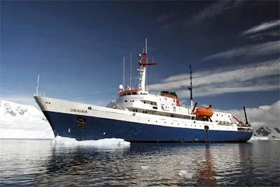 A cruise ship with 33 crew members and 89 passengers is stranded in Antarctica on Dec. 4. The cruise liner was rescued Friday by the Chilean navy. (Xinhua/AFP Photo)