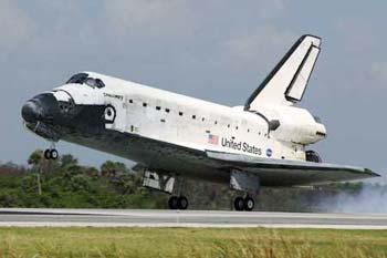 The space shuttle Discovery lands, ending Mission STS-124 to the International Space Station, at the Kennedy Space Center in Cape Canaveral, Florida June 14, 2008. (Xinhua/Reuters Photo)