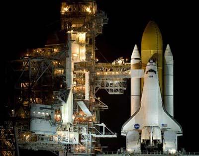 Space shuttle Discovery sits on launch pad 39A as rotating service structure rolls back at the Kennedy Space Center in Cape Canaveral, Florida 2009.(Xinhua/Reuters Photo)