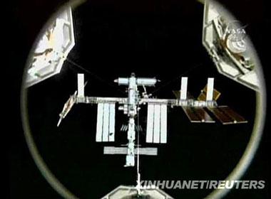 The U.S. space shuttle Discovery docks wiht the International Space Station (ISS) at 5:19 p.m. EDT (2119 GMT)on Tuesday. (Xinhua/Reuters Photo)