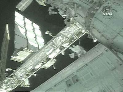 In this NASA videograb on Saturday, March 21, 2009, space shuttle Discovery crew member Steven Swanson works outside the international space station.(Xinhua/AFP Photo)